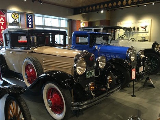 Veteranbilar i garage