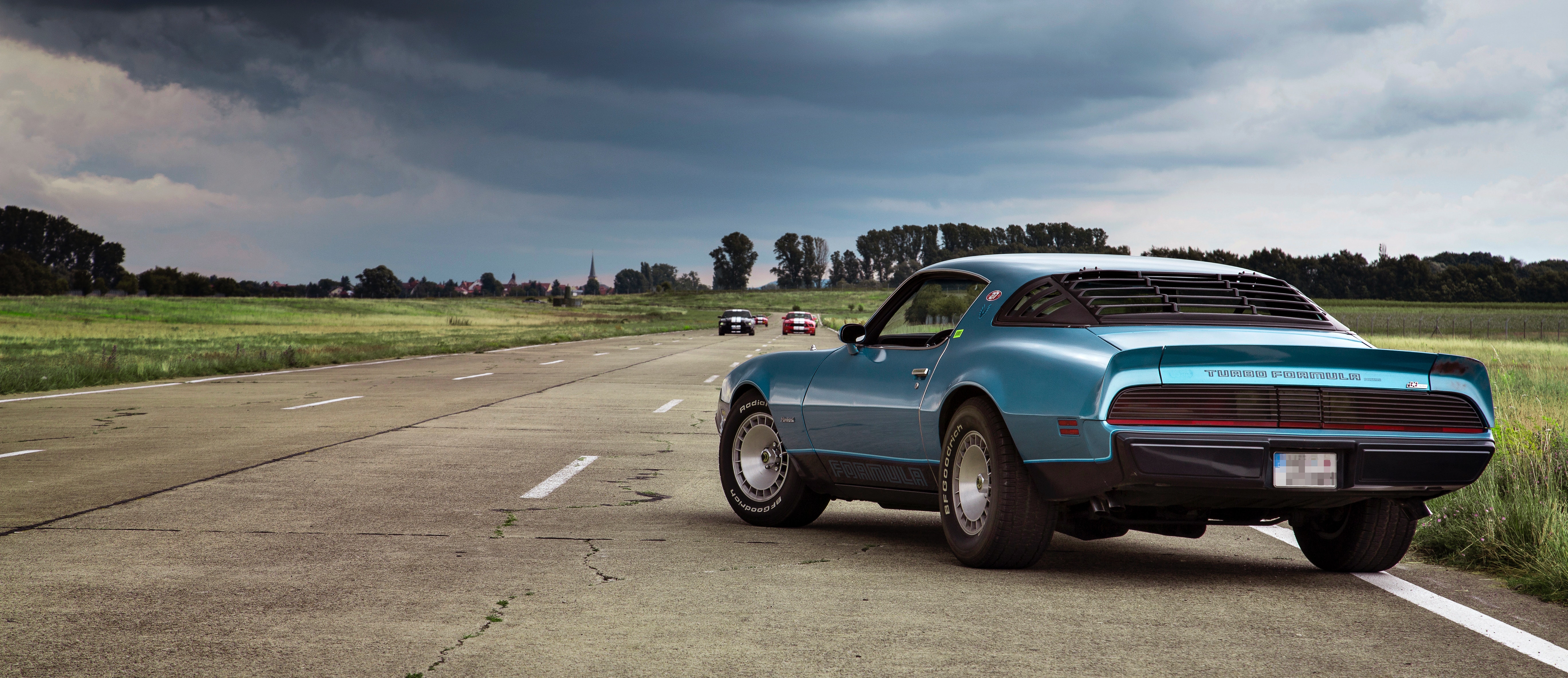 En Mustang på asfalt
